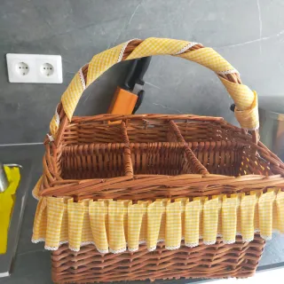 Botellero de mimbre con tela amarilla