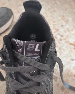 Zapatillas grises con detalles brillantes