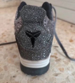 Zapatillas grises con detalles brillantes