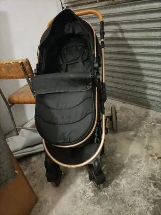 Cochecito de bebé negro y dorado