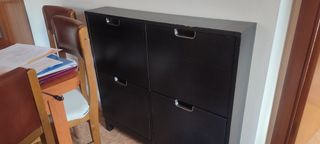 Zapatero 4 compartimentos. Capacidad para 8 pares.