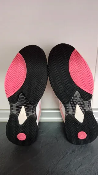 Zapatillas de pádel blancas y rosas