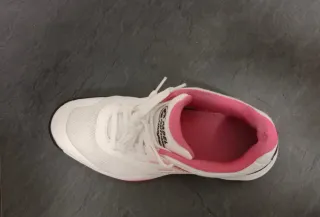 Zapatillas de pádel blancas y rosas
