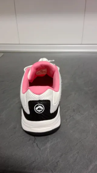 Zapatillas de pádel blancas y rosas