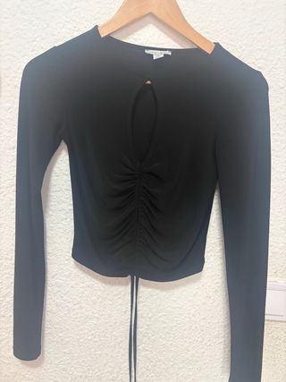Camiseta manga larga con fruncido y pequeño escote