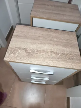 Mesitas de noche blancas y marrones