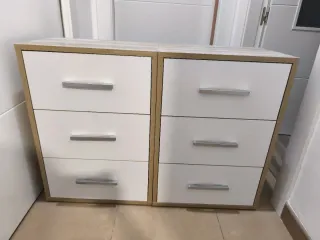 Mesitas de noche blancas y marrones