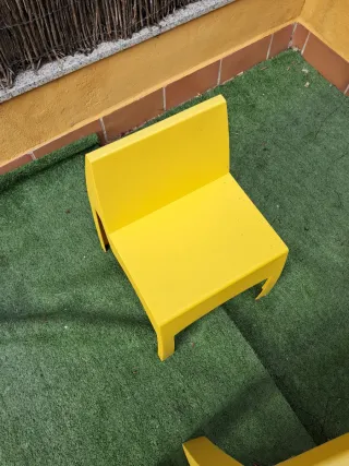 Mesa y sillas amarillas de plástico