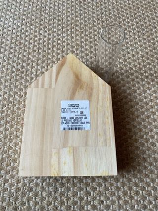 Jarra em casinha de madeira com pássaro pintado à