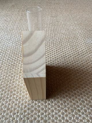 Jarra em casinha de madeira com pássaro pintado à