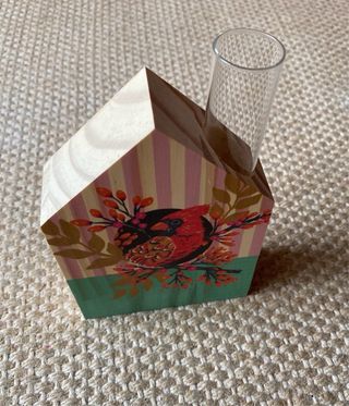 Jarra em casinha de madeira com pássaro pintado à