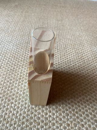 Jarra em casinha de madeira com pássaro pintado à