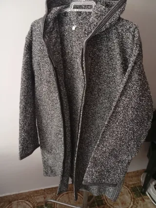 Chilaba marroquí tradicional con capucha gris