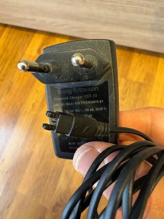 Vecchi telefoni Nokia X6 e Sony Ericsson