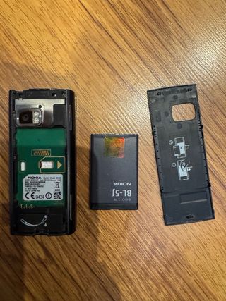 Vecchi telefoni Nokia X6 e Sony Ericsson