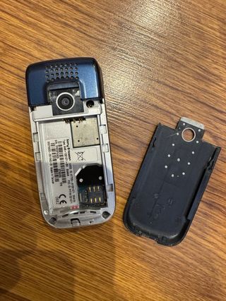 Vecchi telefoni Nokia X6 e Sony Ericsson