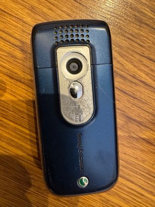 Vecchi telefoni Nokia X6 e Sony Ericsson