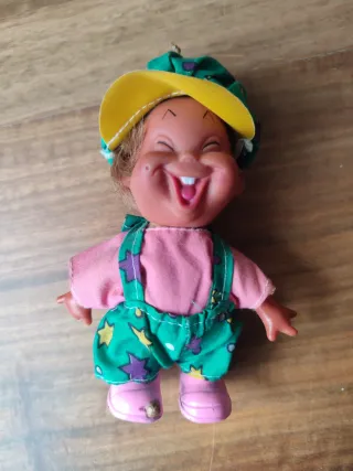 Muñeca vintage sonriente