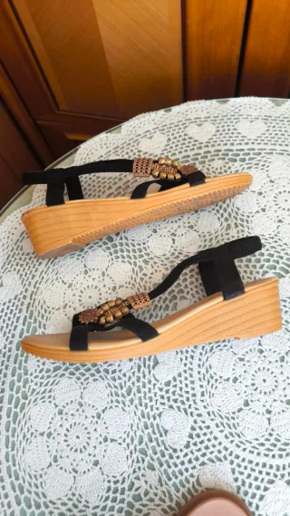Sandalias negras con detalles dorados