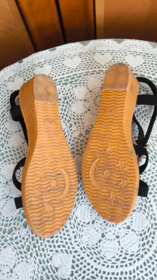 Sandalias negras con detalles dorados