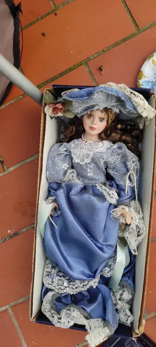 Muñeca de porcelana antigua vestida de azul