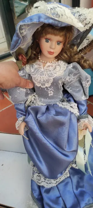 Muñeca de porcelana antigua vestida de azul