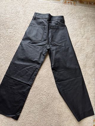 Pantalón encerado negro ancho. Poco uso