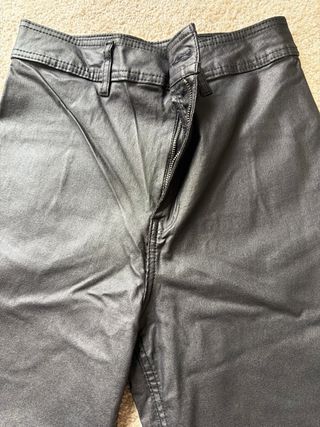 Pantalón encerado negro ancho. Poco uso
