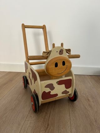 Carrito de madera para empujar con diseño de vaca
