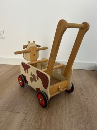 Carrito de madera para empujar con diseño de vaca