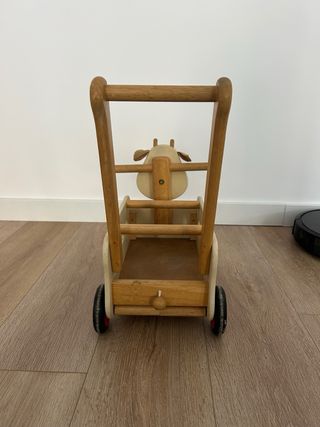 Carrito de madera para empujar con diseño de vaca