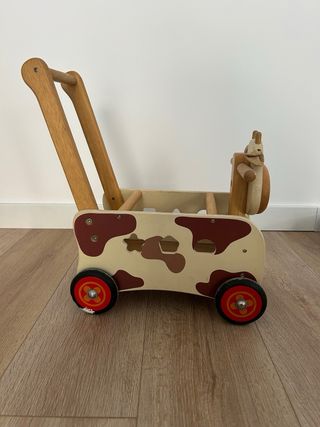 Carrito de madera para empujar con diseño de vaca