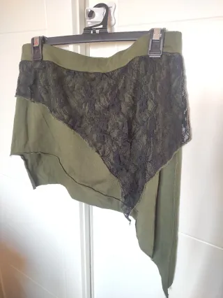 Minifalda verde con encaje negro