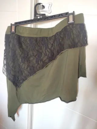 Minifalda verde con encaje negro