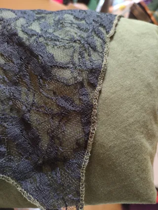 Minifalda verde con encaje negro