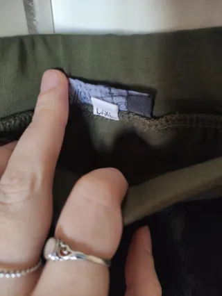 Minifalda verde con encaje negro