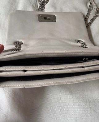 Bolso de hombro acolchado con cadena