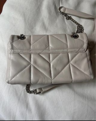 Bolso de hombro acolchado con cadena