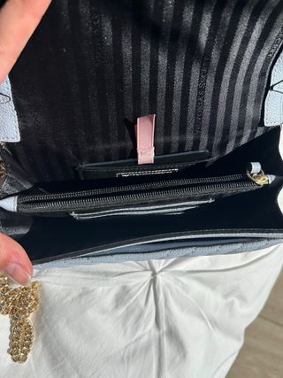 Bolso Victoria Secret azul con cadena dorada