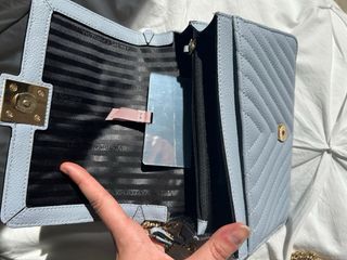 Bolso Victoria Secret azul con cadena dorada