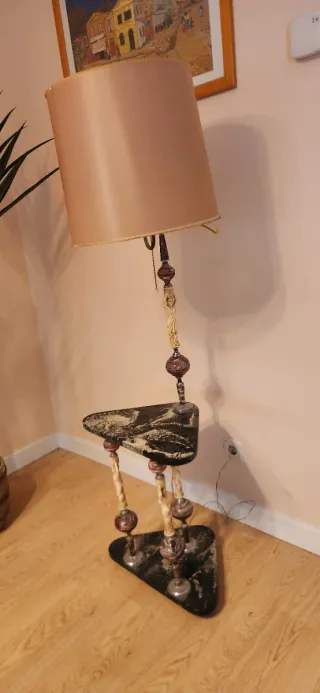 Lámpara de pie vintage antigua.