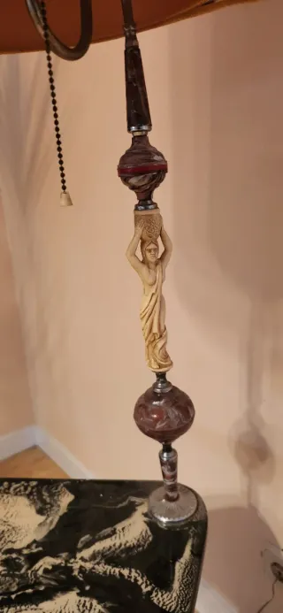 Lámpara de pie vintage antigua.