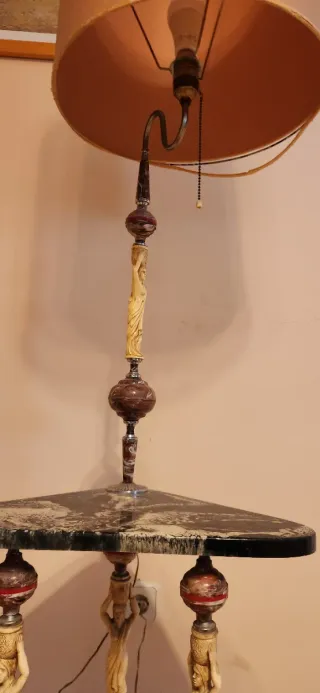 Lámpara de pie vintage antigua.