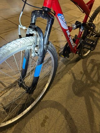Bicicleta de montaña roja