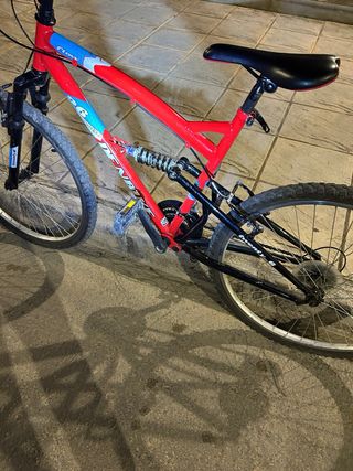 Bicicleta de montaña roja