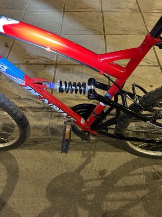 Bicicleta de montaña roja