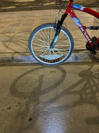 Bicicleta de montaña roja