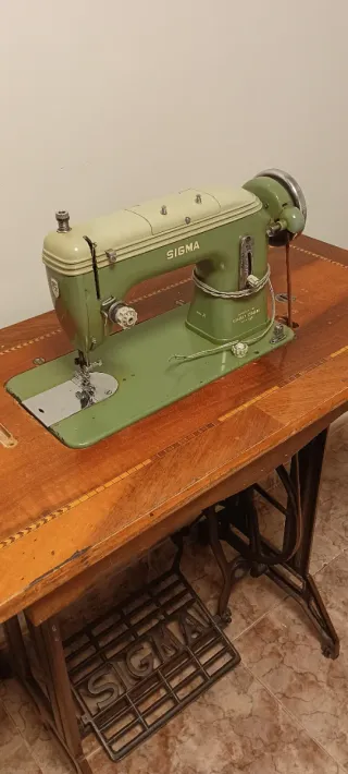 Máquina de coser SIGMA antigua