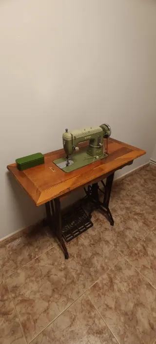 Máquina de coser SIGMA antigua
