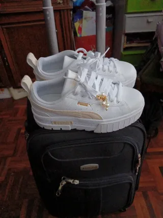 Zapatillas Puma Blancas y Doradas